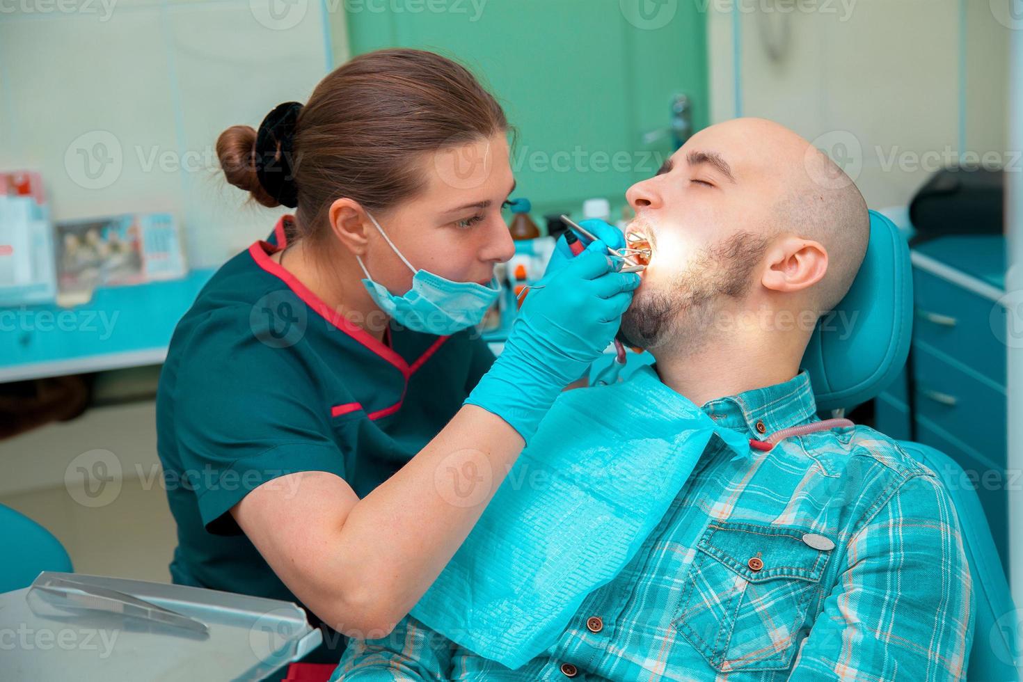 le gars chez le dentiste soigne les dents photo