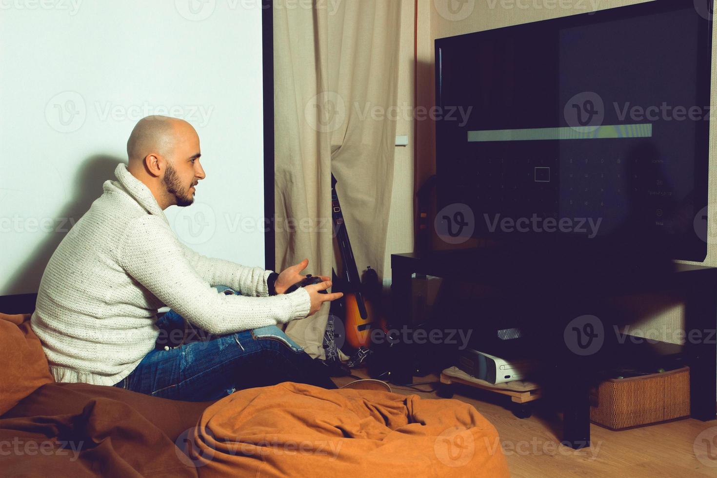 homme élégant jouant à des jeux informatiques à la télévision photo