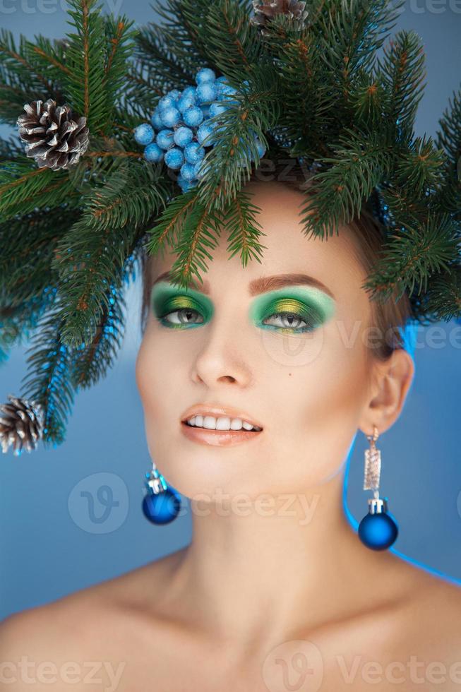 mode, portrait, de, jeune, sexy, femme, à, arbre noël-guirlande, sur, tête, et, beau, maquillage, regarder appareil-photo photo