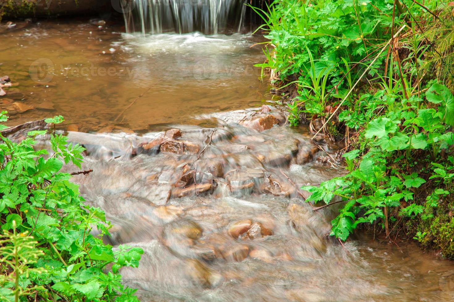 petite rivière cascade de pierres photo