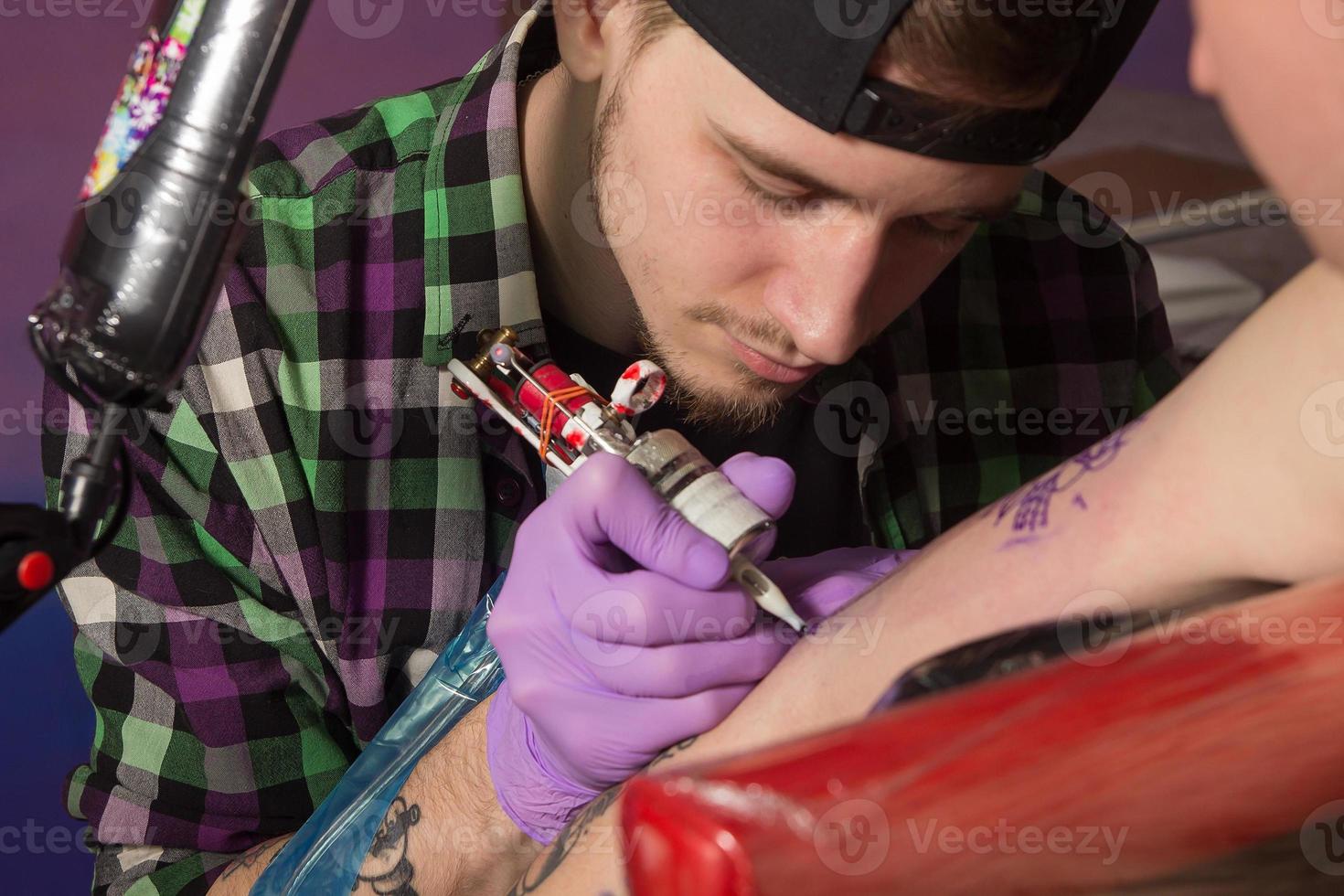 tatoueur fait tatoo photo