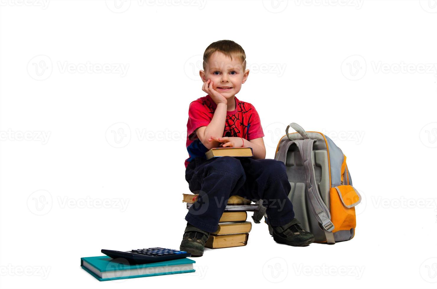 jeune écolier heureux en studio photo