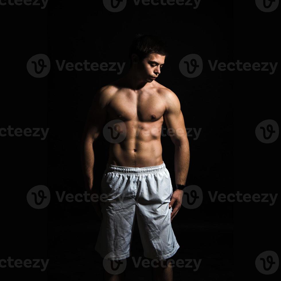 jeune homme musclé en studio photo