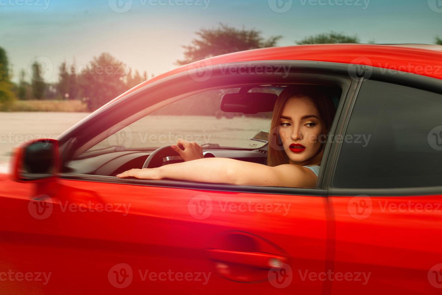 glamour jeune femme au volant d'une voiture photo