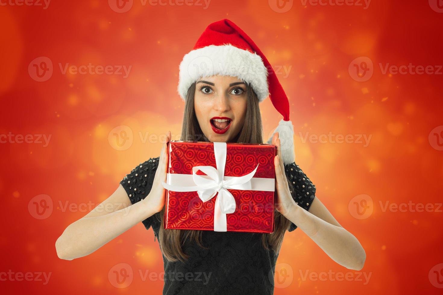 adorable fille en bonnet de noel souriant photo