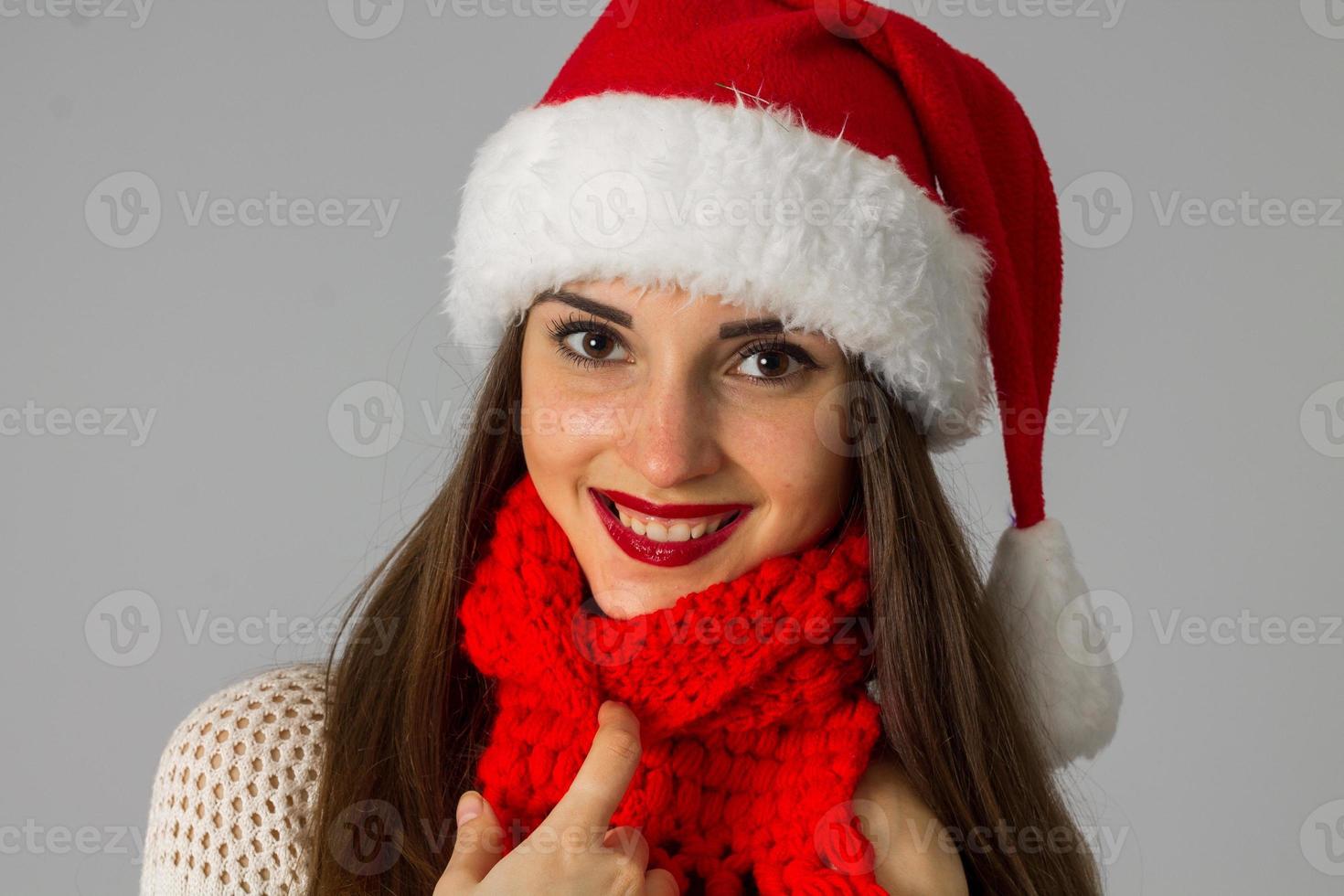 fille en bonnet de noel et écharpe rouge photo