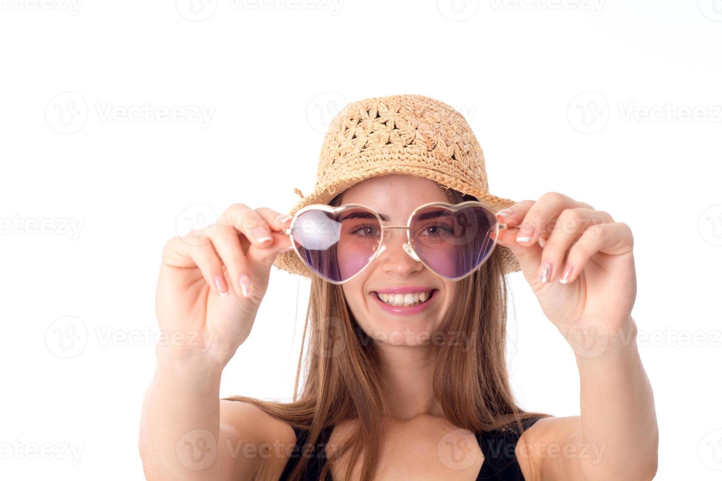 jeune femme en paille avec des lunettes de soleil photo