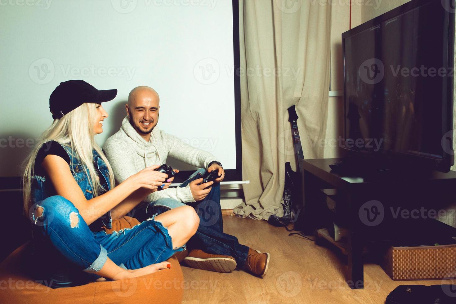 garçon et fille jouant à des jeux informatiques à la télévision photo