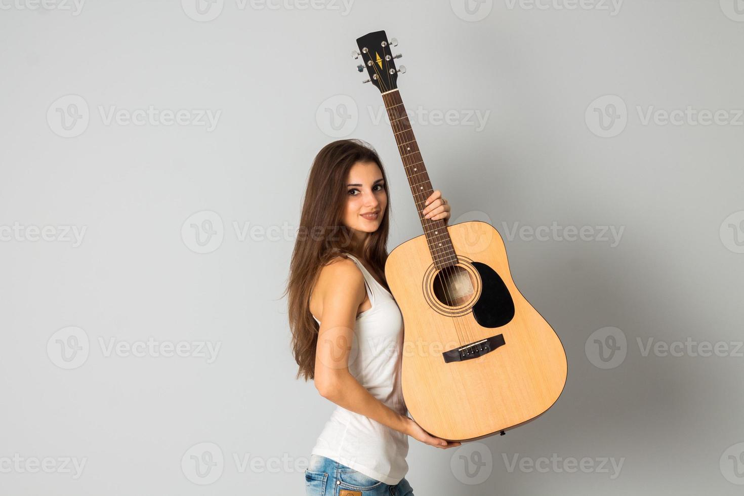 jolie jeune fille avec une guitare dans les mains photo