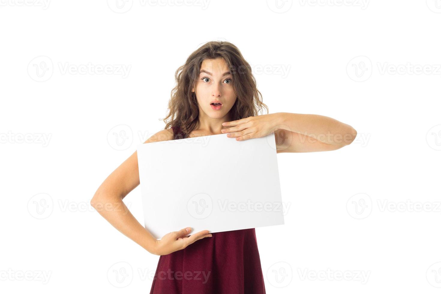 fille en robe rouge avec pancarte blanche photo