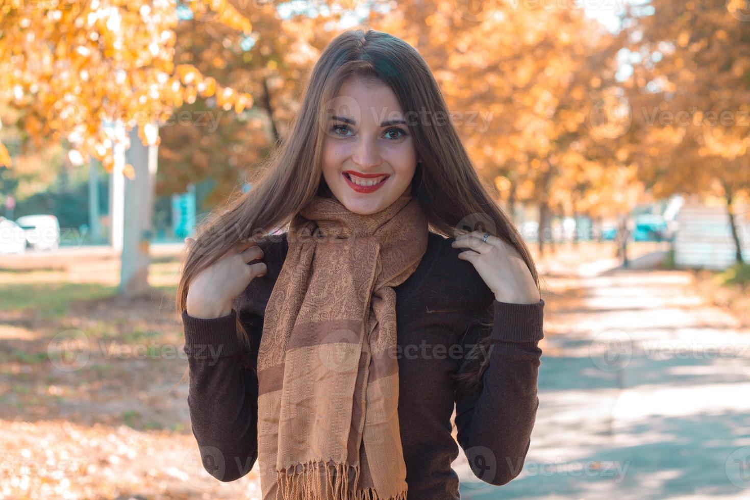 pin-up avec une longue écharpe et des cheveux lisses dans le parc photo