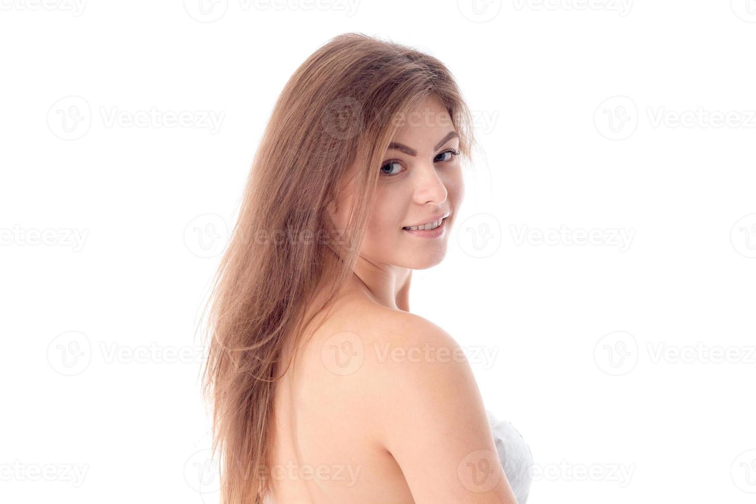 belle fille sans maquillage vaut la peine de tourner sur le côté isolé sur fond blanc photo