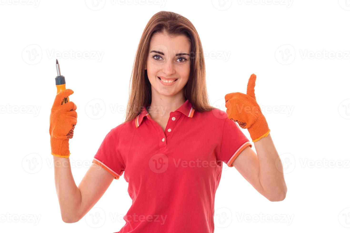 jeune fille souriante en chemise rouge et gants, tenant dans sa main l'appareil est isolé sur fond blanc photo