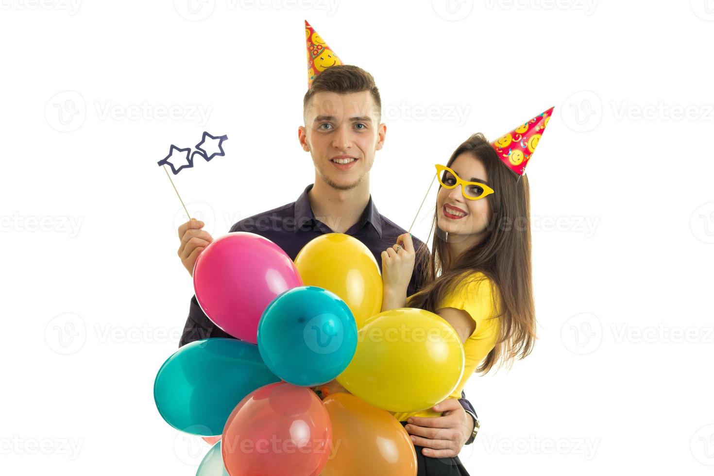 beau mec et jolie fille en vêtements habillés portant beaucoup de ballons et de mannequins en papier pour chaque anniversaire photo