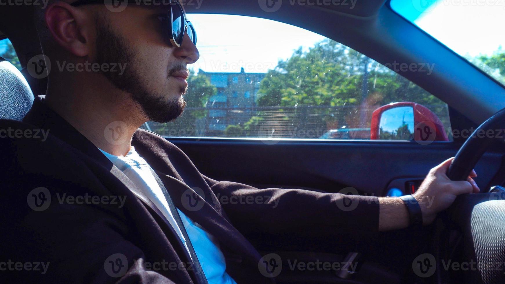 glamour jeune homme au volant d'une voiture photo