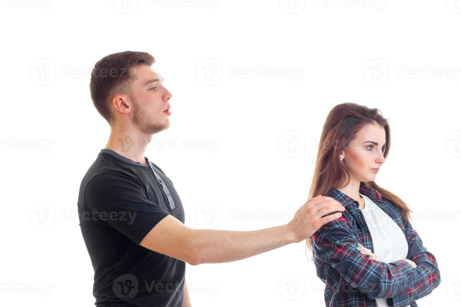 jeune homme a mis sa main sur l'épaule de la fille photo