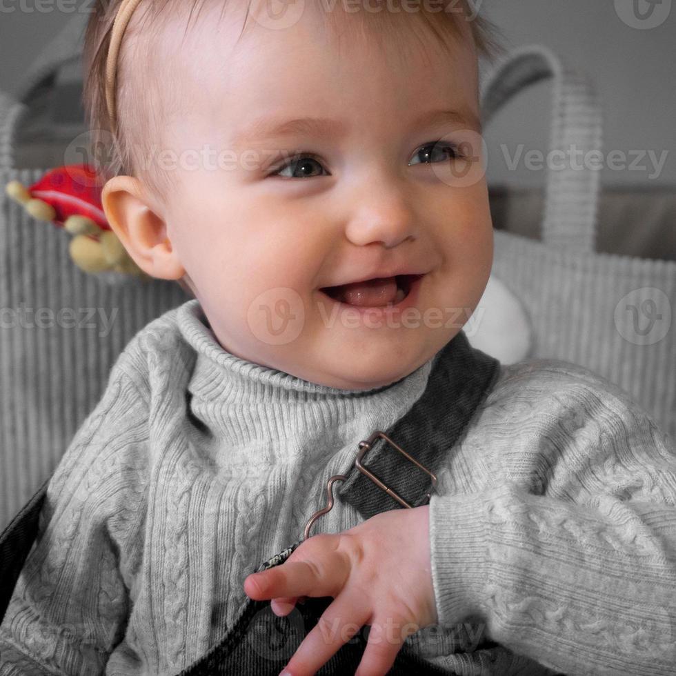 mignonne petite fille sourit à la maison photo