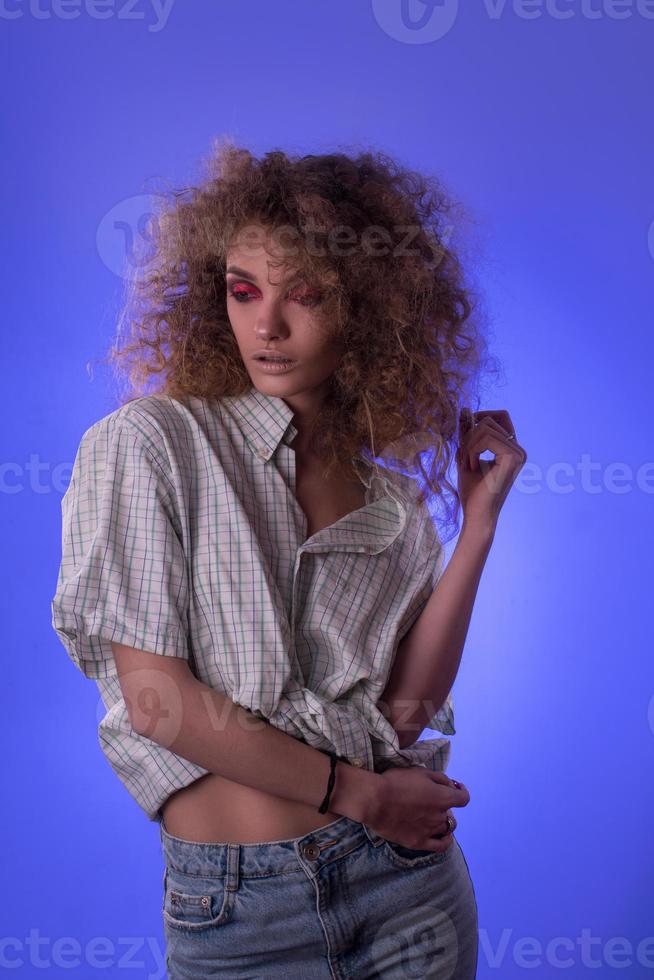 belle jeune fille avec une coiffure afro et un maquillage coloré photo