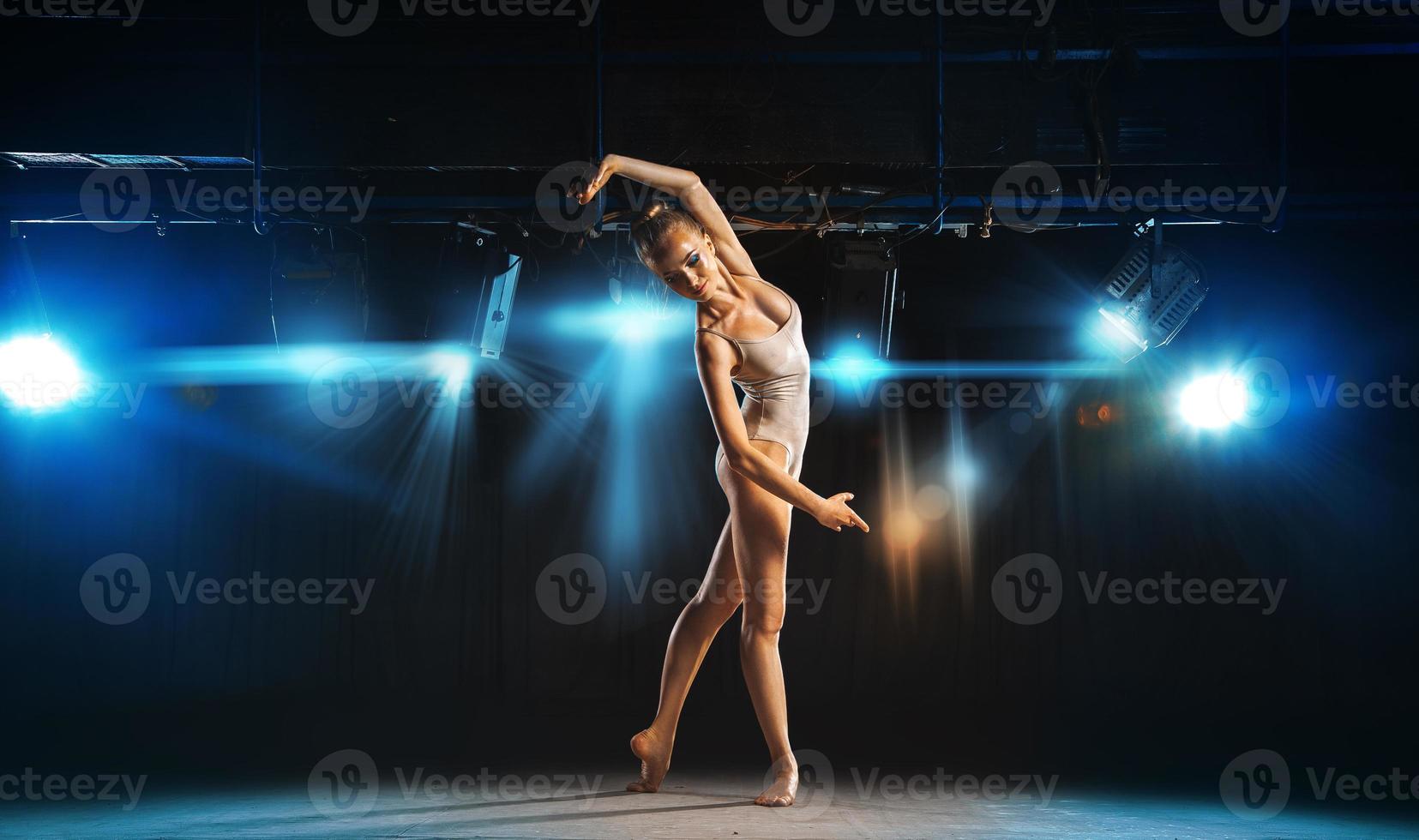 belle danseuse de ballet posant sur scène au théâtre photo