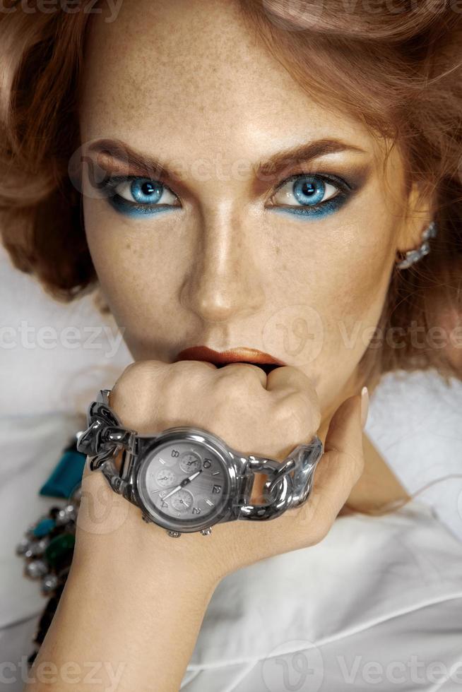 beauté femme avec montre à portée de main regardant la caméra photo