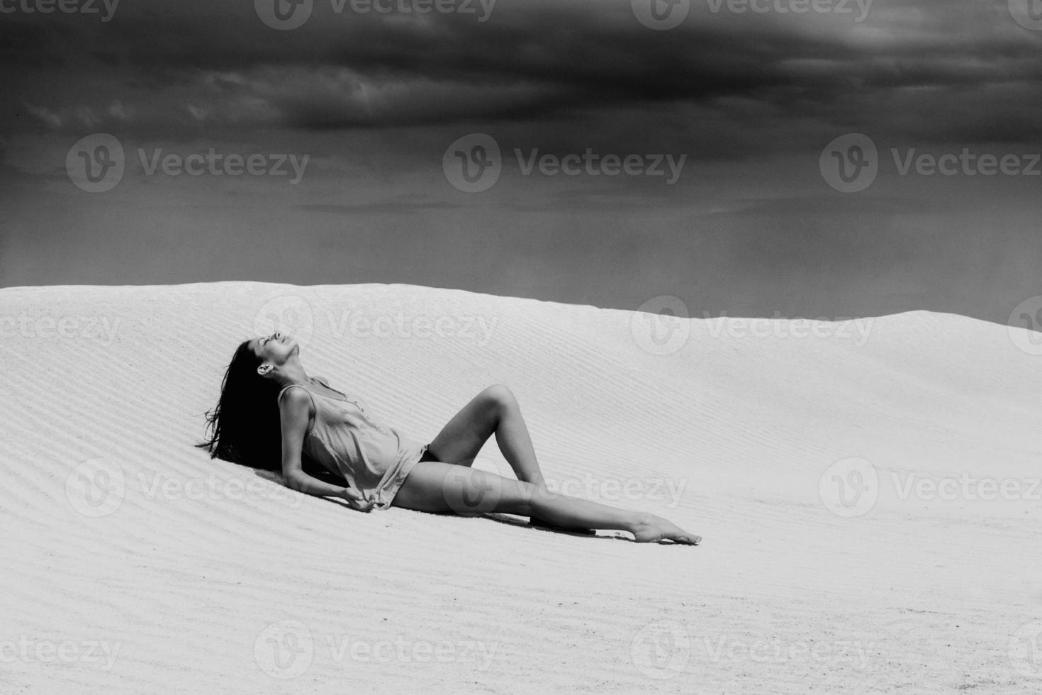 femme sexy allongée dans le désert photo
