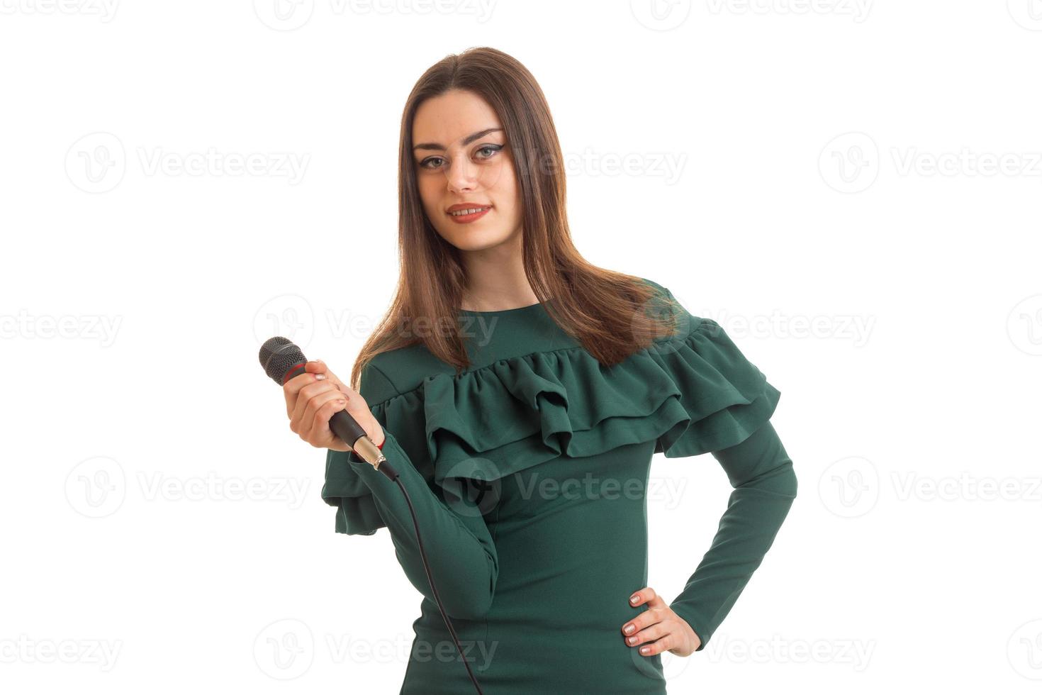 belle jeune femme vêtue d'une robe tenant un microphone à la main photo