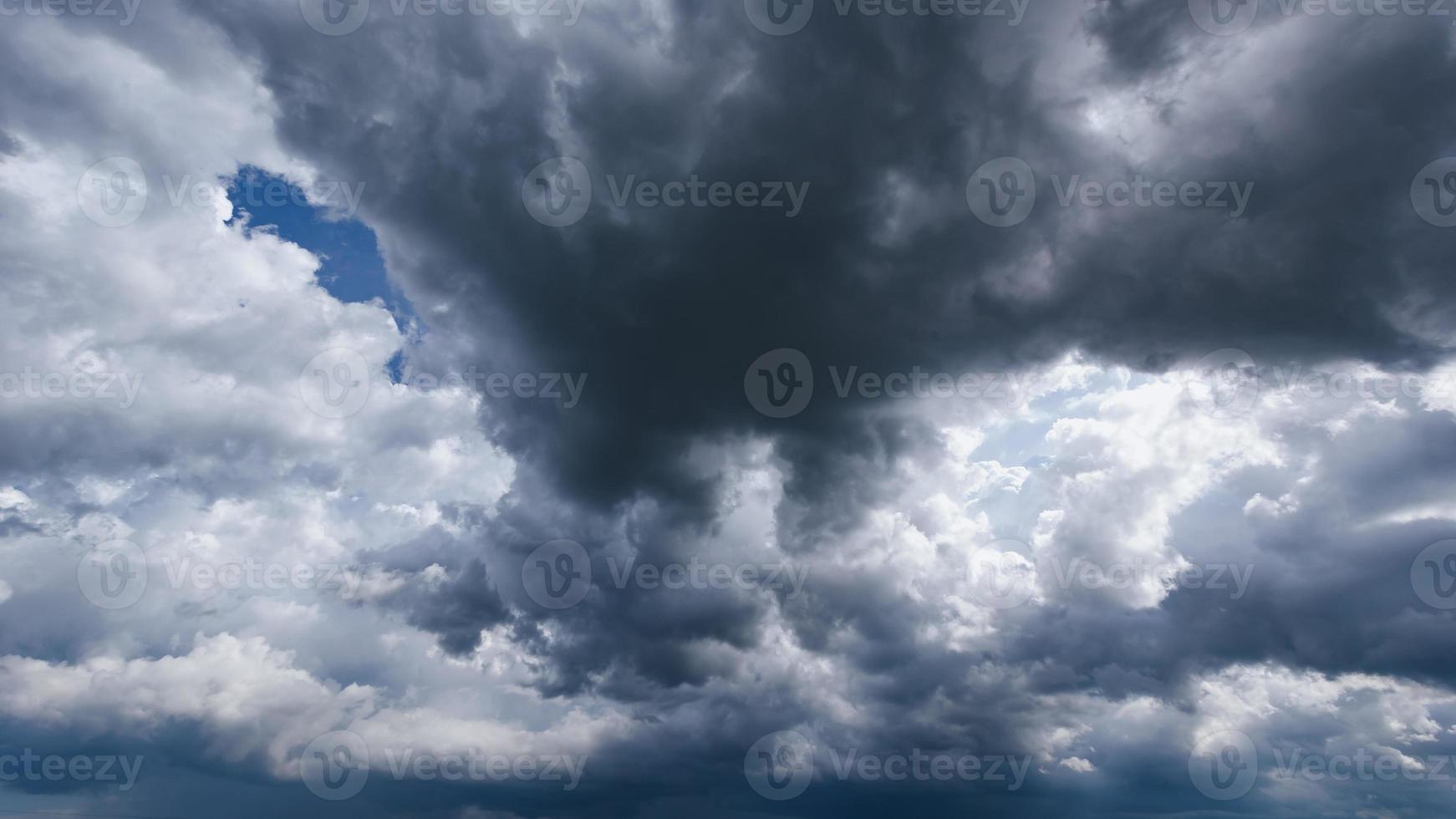 le ciel sombre avec de gros nuages convergeant et une violente tempête avant la pluie. ciel et environnement mauvais ou de mauvaise humeur. émissions de dioxyde de carbone, effet de serre, réchauffement climatique, changement climatique photo