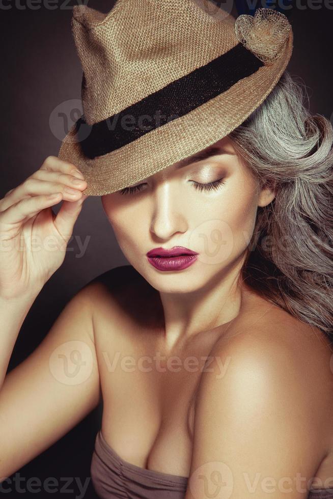 jolie femme avec un beau maquillage et une couleur de cheveux gris dans un chapeau élégant photo