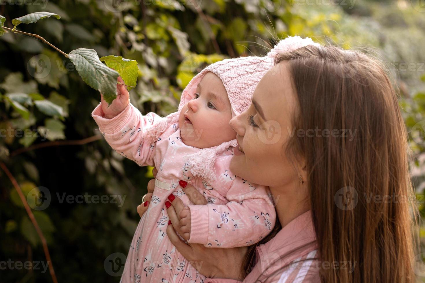 jolie jeune mère avec sa petite fille photo