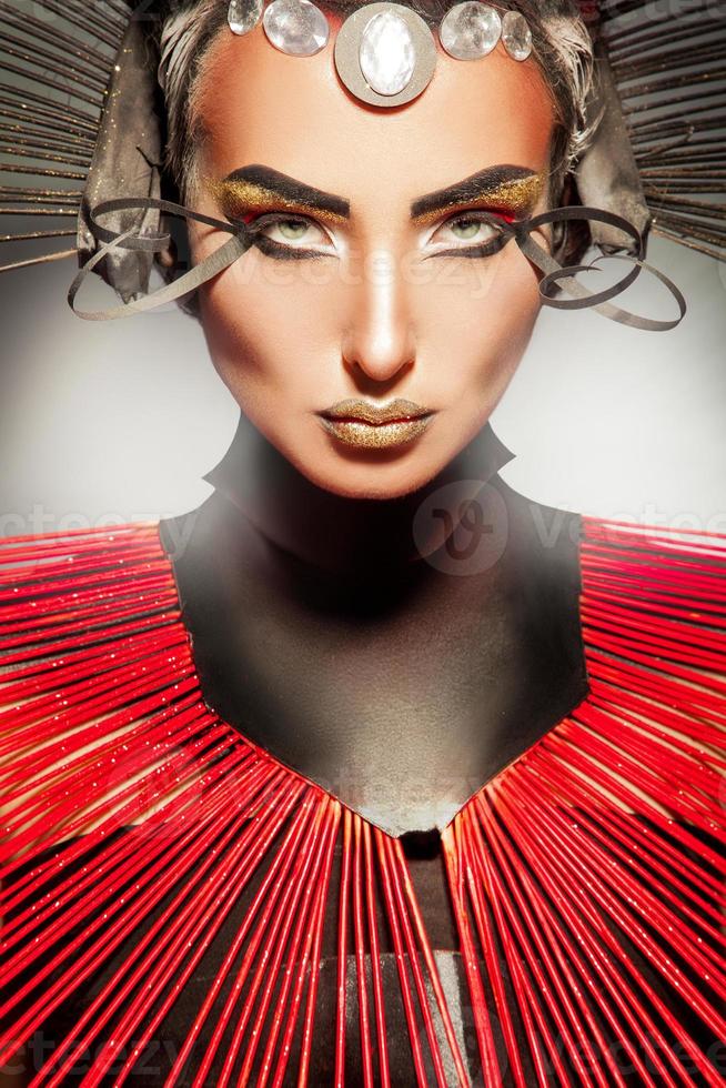 portrait créatif d'une belle femme caucasienne aux rayures rouges et noires photo