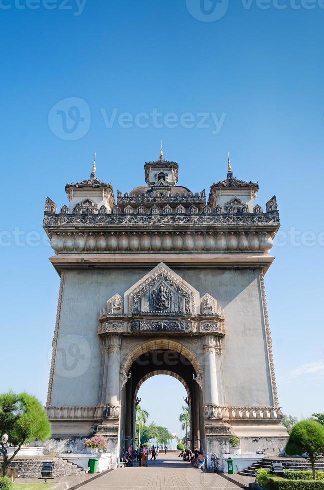 monument de la victoire de patuxai ou porte de la victoire de la ville de vientiane au laos photo