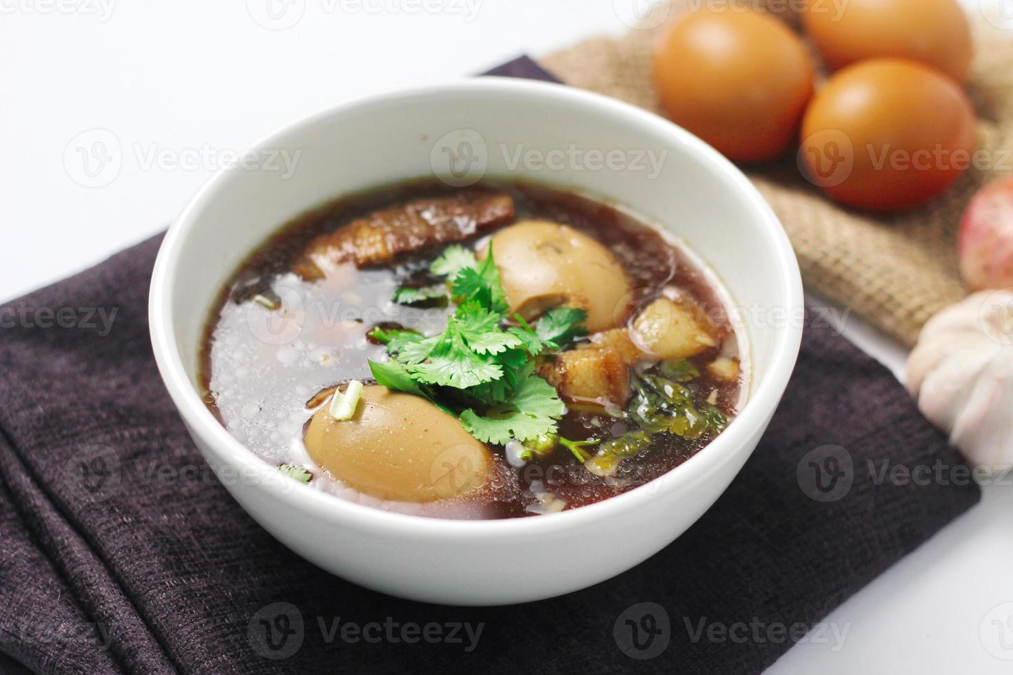 la nourriture thaïlandaise que nous appelons œuf et porc dans une sauce brune douce est servie dans une tasse blanche. dans un restaurant en Thaïlande photo