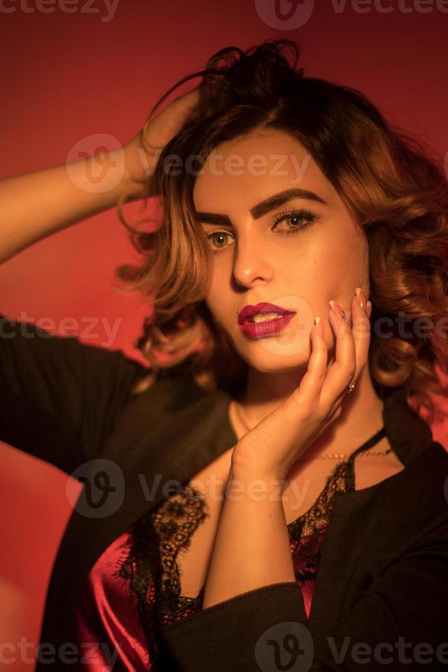 jeune femme chaude avec des lèvres rouges et une coiffure courte bouclée photo