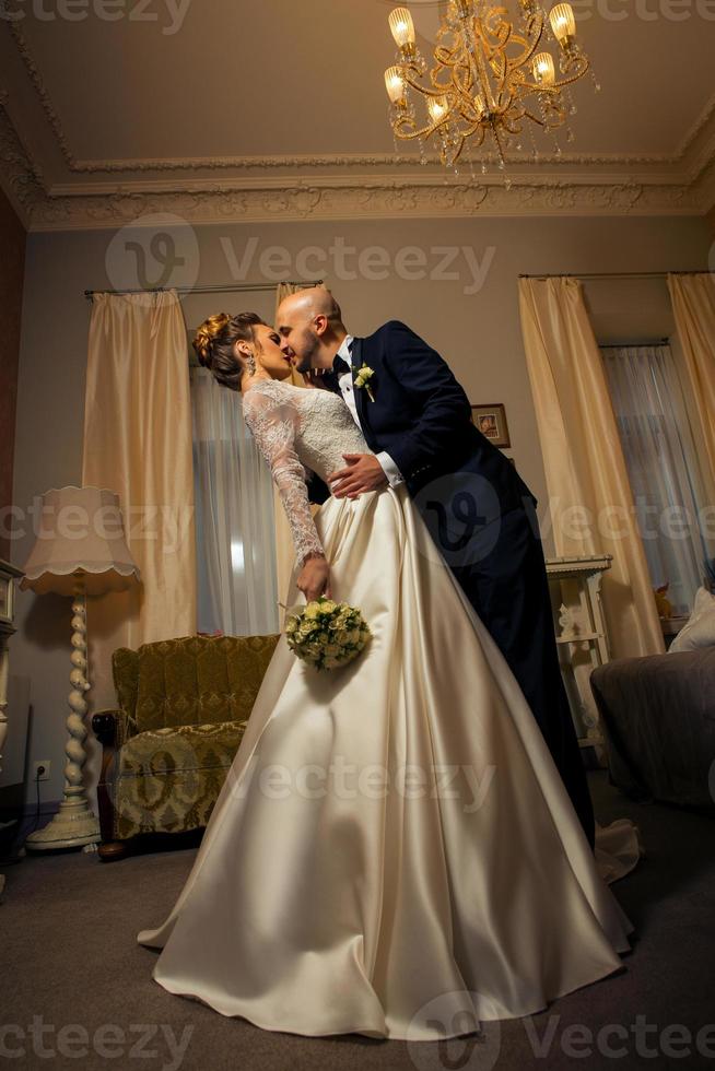 mariage d'un beau jeune couple photo