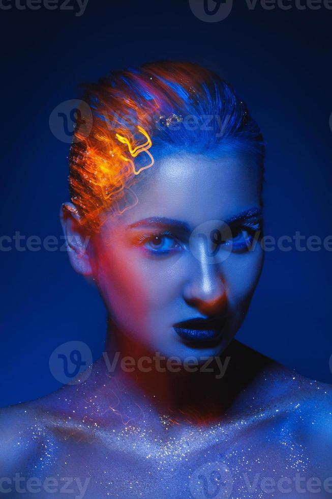 image à contraste élevé d'une femme cuacasienne sensuelle avec des lumières rouges créatives photo