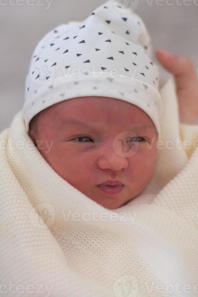 portrait d'une jolie fille nouveau-née photo