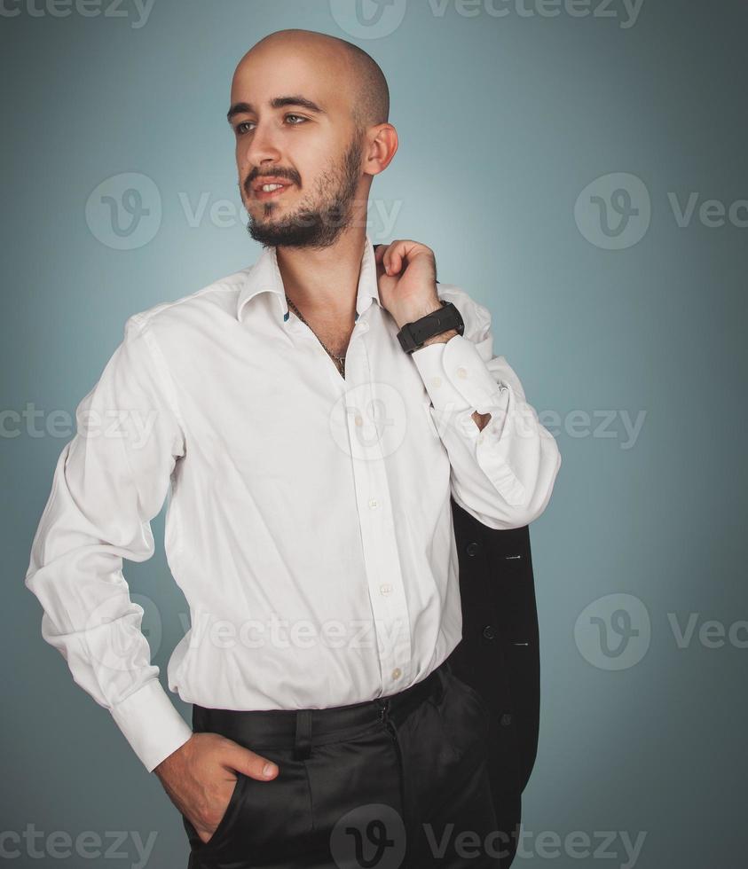 homme d'élégance en chemise blanche regardant loin photo