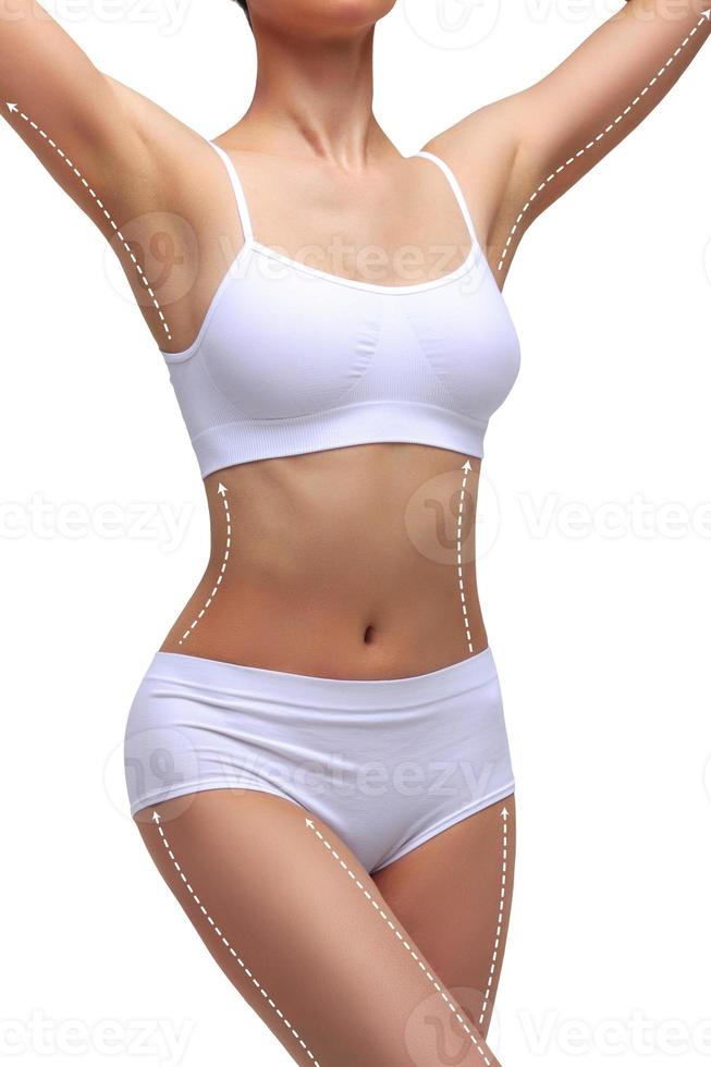 lignes pointillées sur le beau corps féminin. Gros plan du corps de femme slim fit avec des marques blanches, isolé sur fond blanc photo
