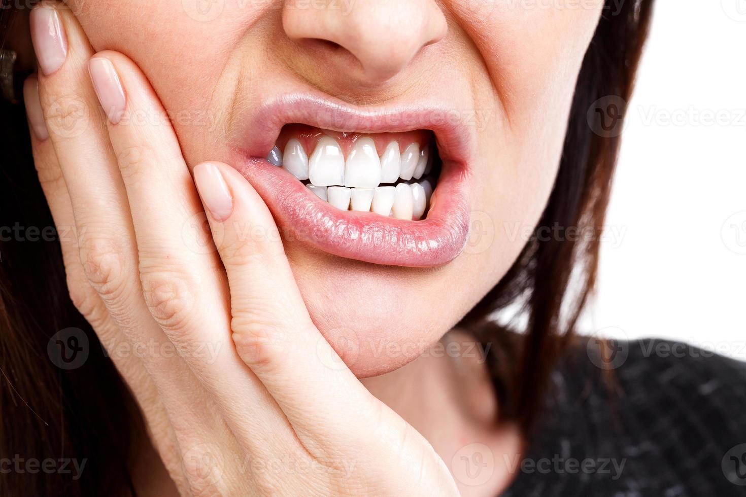 Femme avec un mal de dents, isolé sur fond blanc photo