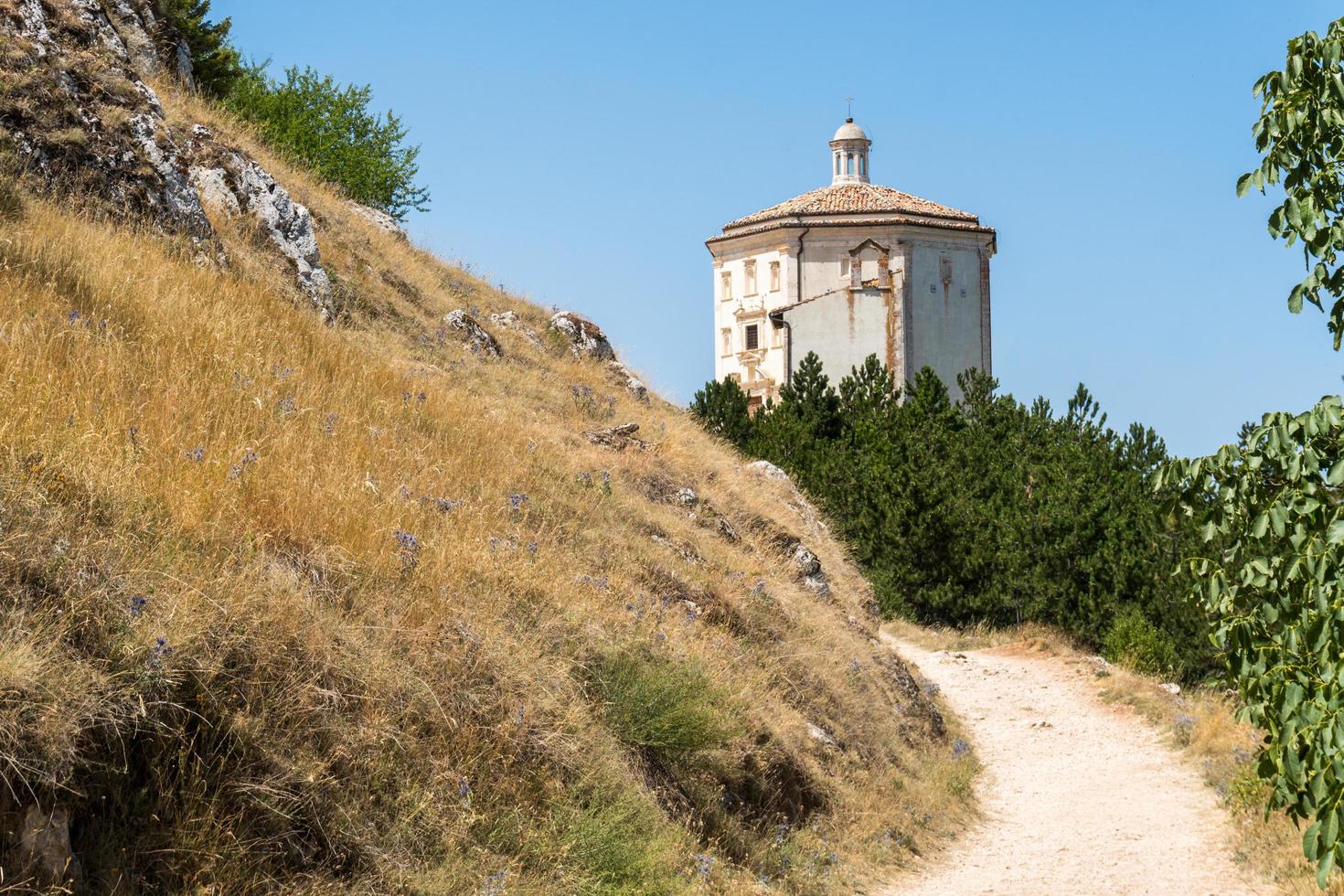 calascio, italie-9 août 2021-église de santa maria della pieta sur le chemin qui mène à rocca calascio pendant une journée ensoleillée photo