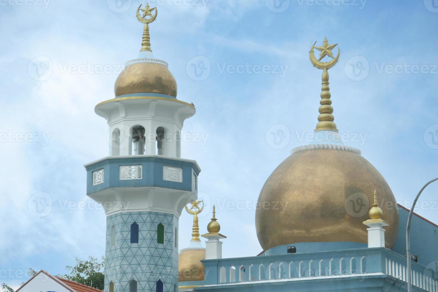 une belle mosquée contre le ciel bleu photo