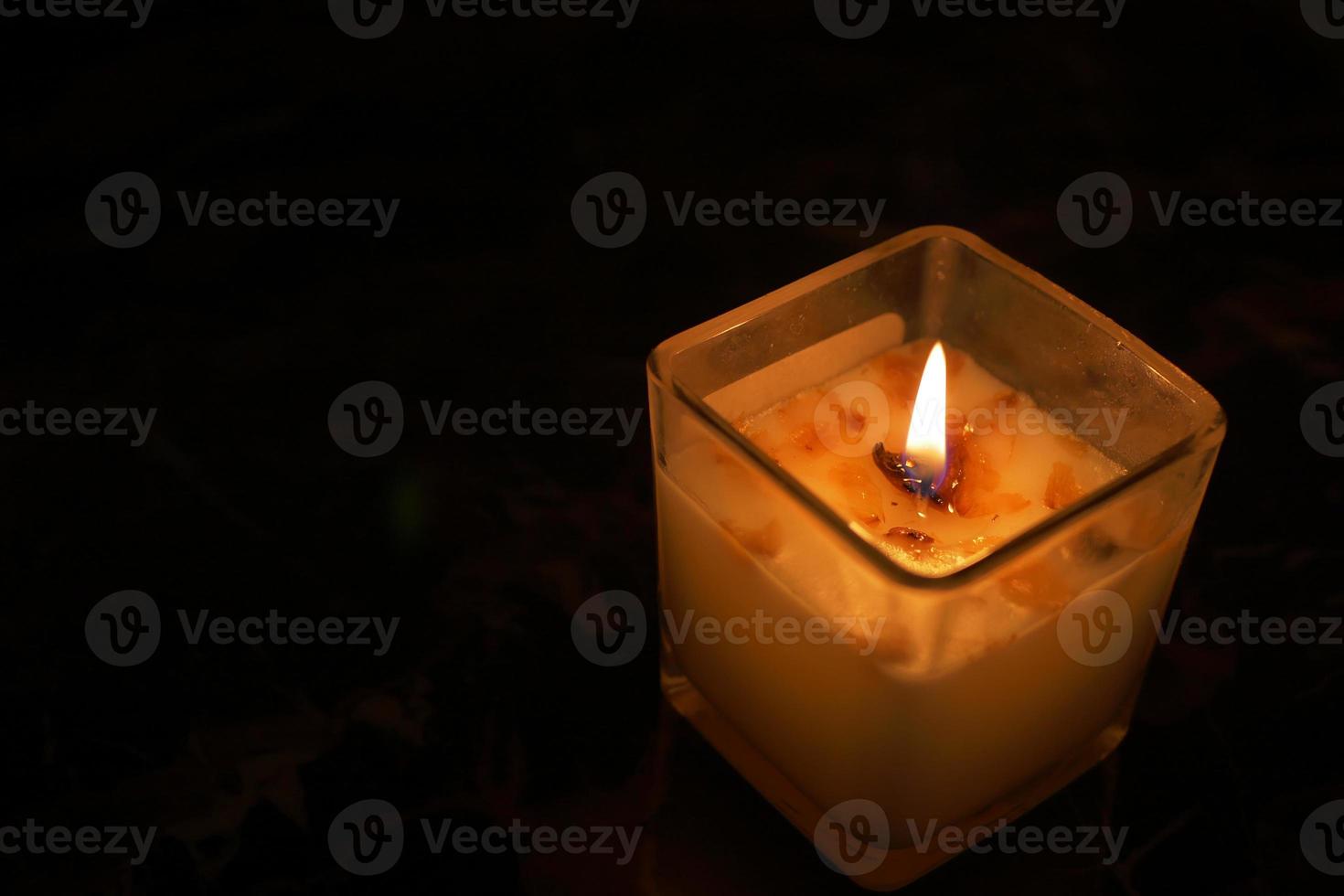 bougies de couleur qui brûlent lentement dans l'obscurité photo