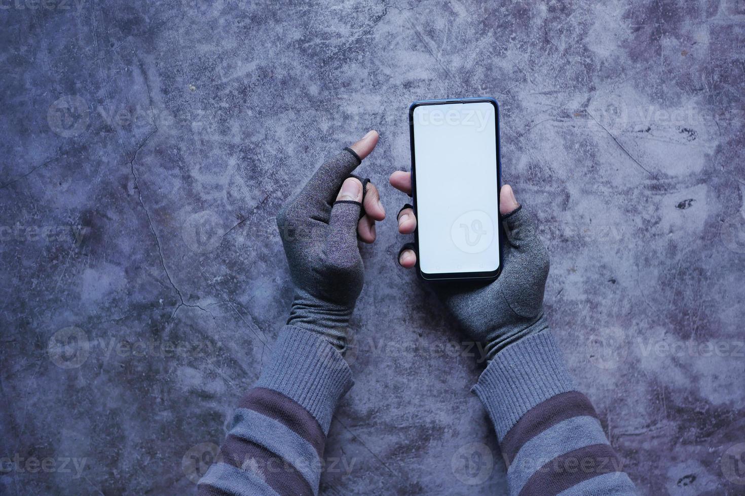 main de pirate volant des données d'un téléphone intelligent photo
