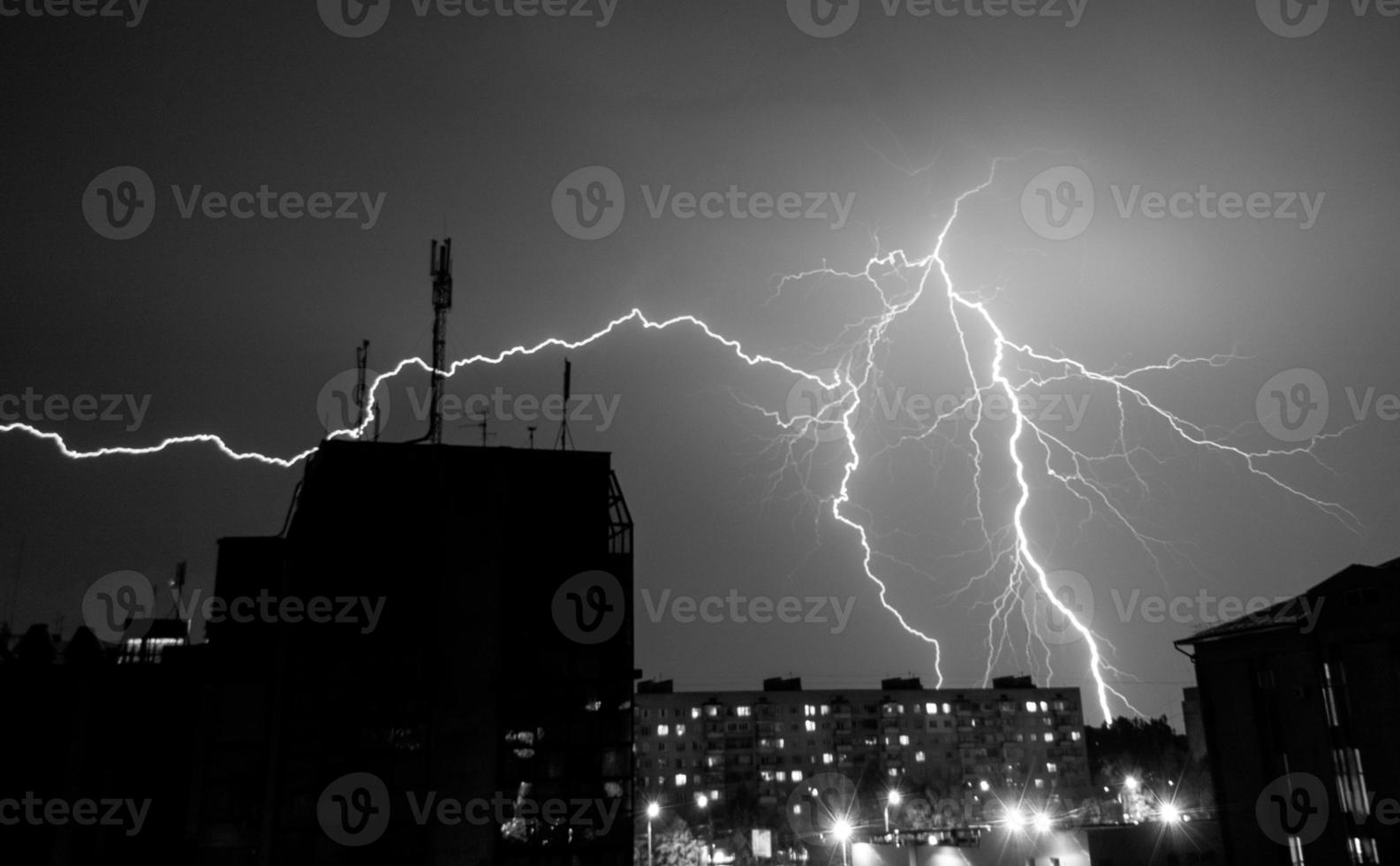 beau gros éclair lors d'un orage dans la ville. photo