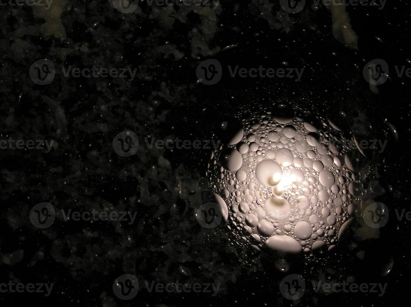 un plan macro de bulles, des gouttes de graisse sur l'eau ressemblent à de l'espace. photo