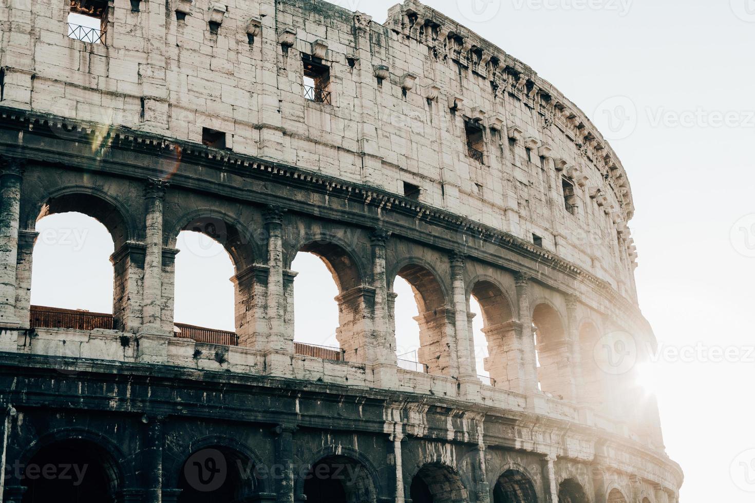 rome, italie, le colisée est un ancien bâtiment antique de la bataille des gladiateurs. photo