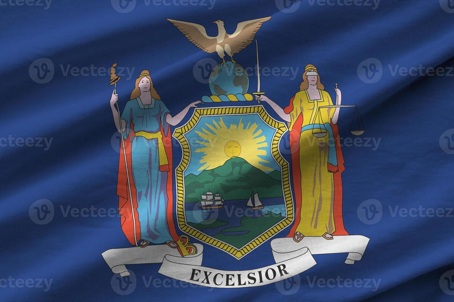 drapeau de l'état américain de new york avec de grands plis agitant de près sous la lumière du studio à l'intérieur. les symboles et couleurs officiels de la bannière photo