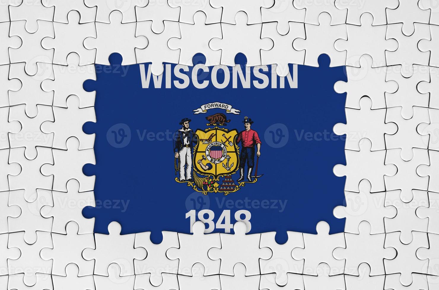 drapeau d'état du wisconsin dans le cadre de pièces de puzzle blanches avec partie centrale manquante photo