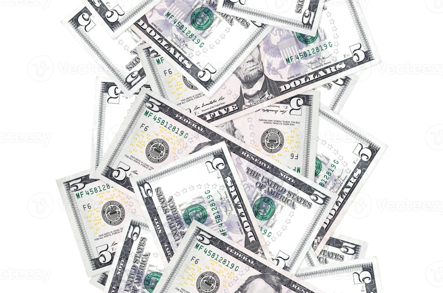 Billets de 5 dollars américains volant vers le bas isolés sur blanc. de nombreux billets tombant avec un fond blanc à gauche et à droite photo