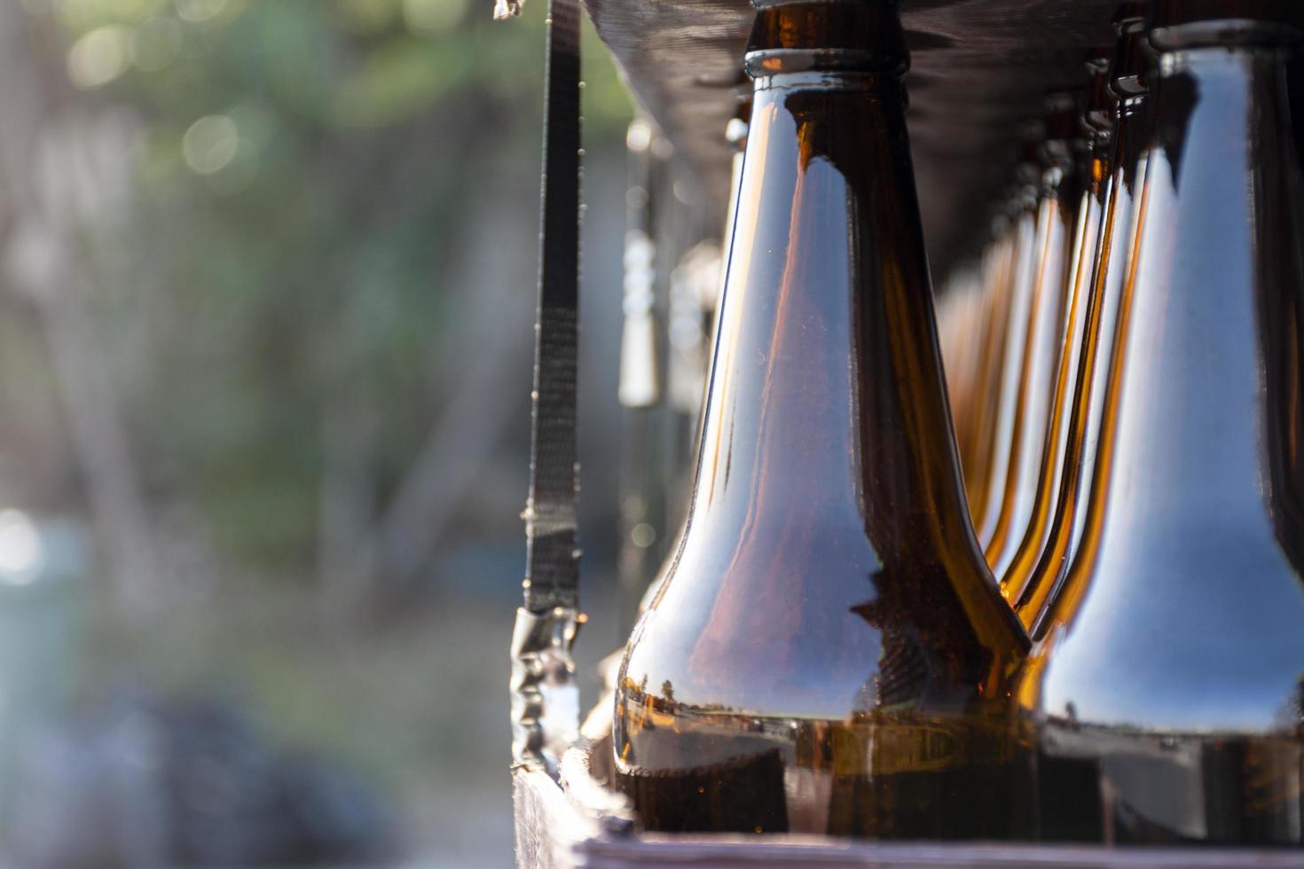 bouteille de bière en gros plan dans une palette pour le brassage dans des installations industrielles photo